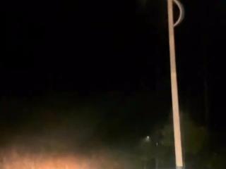 男子称反映路灯不亮被上门威胁引关注 当地：只是普通协调工作 警方：没有拘留