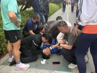 黄金4分钟！临沂护士公园躬身救人 晨跑男子心梗转危为安