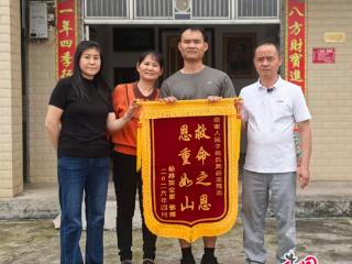 湖南桃江：现役军人高启龙勇救八旬老人(图)