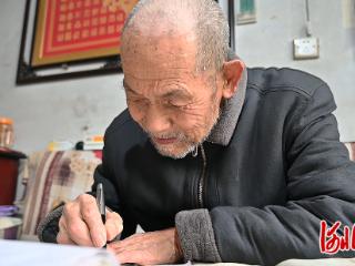 纵览原创丨90岁老人痴迷字谜34年，创作上万条，始终守着一份对文字的热爱