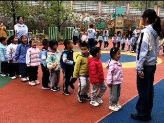 沐春风 强体魄 悦成长 济南市历下区第三实验幼儿园伴山居园萌娃早操活力开展