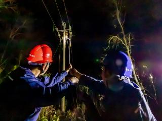 贵州黔西：大风无情人有情 连夜抢修暖民心