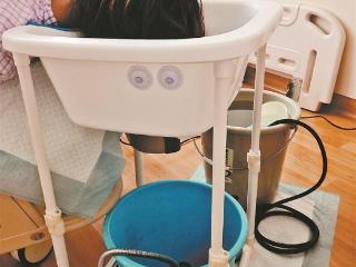 上门洗头服务在厦门悄然兴起：满足照护需求 价格不算便宜