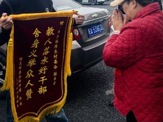 塘边4分钟，他拽回一个家：退役军人救起陌生女子，守住一个家庭的春天