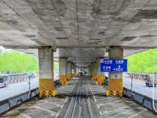 合肥市蜀山区高架桥下“挤”出近5000个停车位