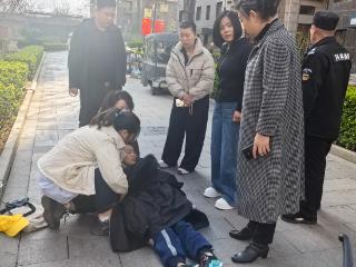 孩子跑步晕倒 众人紧急救助