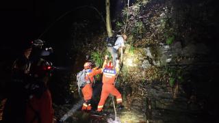 游客爬山滑落崖底迷路 宁国消防紧急救援