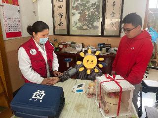 暖心走访送关怀 家医守护暖夕阳