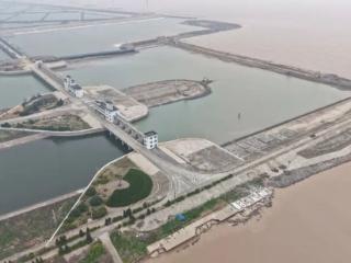 攻坚克难筑屏障 匠心筑就安全线 淮河入海水道二期海口枢纽临海围堰顺利合龙
