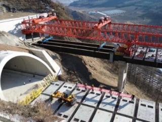 松长项目石门湖特大桥钢梁架设与南向隧道顺利合龙