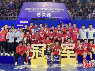 纵览原创｜“河北五超”保定队夺冠凯旋：球迷高速路口高歌迎接，全体球员捧奖杯下车鞠躬致谢：“冠军也属于所有球迷！”