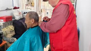 纵览原创丨理发只收3元!邢台55岁阿姨街头支起理发摊,有老人专门坐车找他理发