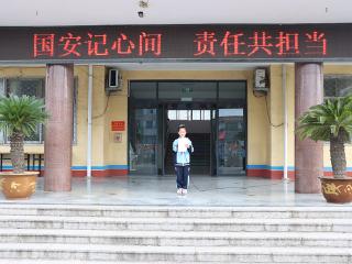 莒南县第六小学举行“国安记心间 责任共担当”主题升旗仪式