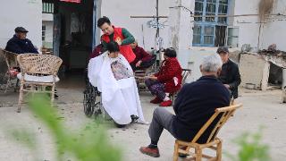 一把剪刀暖乡邻！郎溪一理发师坚持多年给村里老人免费理发