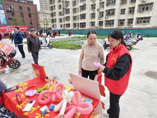 惠民活动里的青春力量 “锋”华正茂志愿服务队进社区