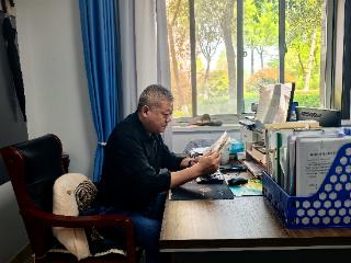 理响上高·书香万家|“书香润初心·学习促履职”——泰山区学苑社区掀起办公场景读书热潮