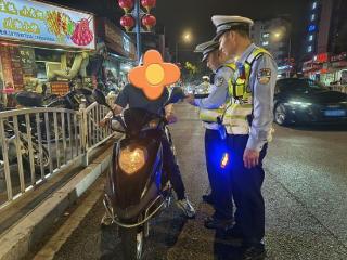 骑车别任性！三明交警夜查电动车违法行为