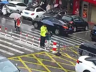 雨中一把伞 温暖一座城 太湖县风雨里的警民双向奔赴感动网民