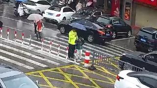 雨中一把伞 温暖一座城 太湖县风雨里的警民双向奔赴感动网民
