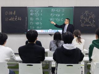 不上“预制课”的“笨老师”