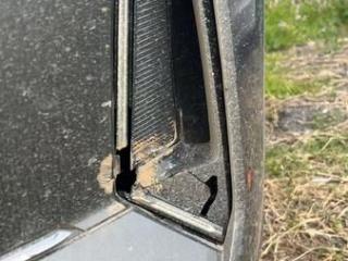 凌晨312国道轧上石头 车辆受损 该找谁理赔？