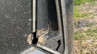 凌晨312国道轧上石头 车辆受损 该找谁理赔？