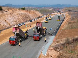 京哈高速九门口复线河北段开始路面施工