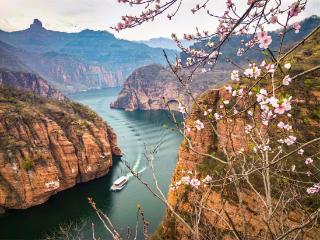 满湖春色引客来