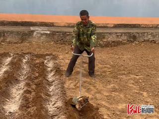 纵览原创丨承德55岁视障农民“唱”亮生活，两代人用手机短视频守护乡音与乡愁