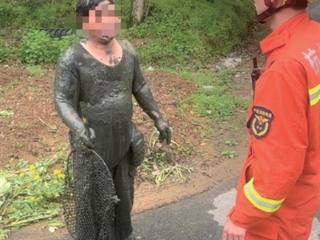 为摸螺蛳深陷淤泥 救援人员赶到发现拉不动 耐心劝说他放弃装有水产的水桶