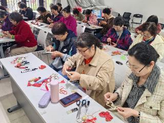 星辰北社区开展宋锦风铃制作活动