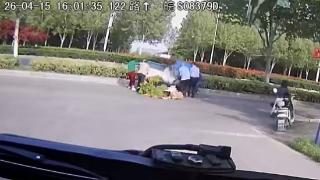 蒙城两名公交司机伸援手 救助侧翻三轮车暖人心