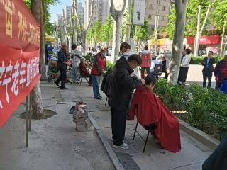 济宁市任城区李营街道薛口社区开展“义剪服务进网格 暖心关怀剪出来”活动