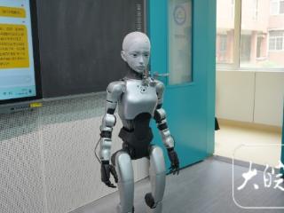 课堂互动趣味满满！“小安老师” 亮相科大附中科学课堂