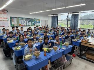 全班晚自习前边吃火锅边看电影 安徽一学校现“别人家的老师”