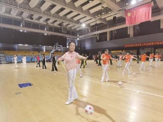 厦门：健身新宠走红 银发族玩出“年轻态”