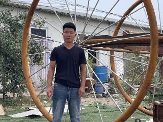 纵览原创丨保定大叔15岁学修车40岁造车，“手搓”10米长SUV、4米高三轮车，最佩服的人是张雪，鼓励大家有梦就去追