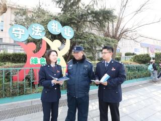 泰安高新区税务局：打造站台上的“税课堂” 把政策送进旅客出行路