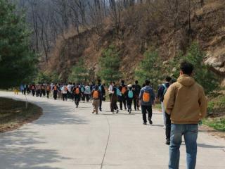 踏青寻春色，聚力筑未来——中建八局一公司基础设施公司举行春日徒步活动