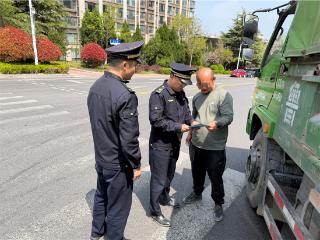 青岛西海岸新区长江路街道综合行政执法中队开展建筑垃圾集中执法与普法宣传行动
