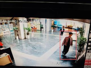 男子入职1天就跑路 偷了超40张手机卡卖钱