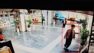 男子入职1天就跑路 偷了超40张手机卡卖钱