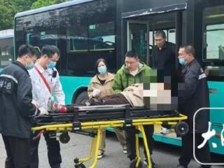 乘客突发身体不适 蚌埠一公交驾驶员暖心救助获赞