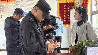 蒙城一公交司机拾金不昧 归还万元现金