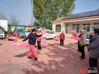 【文化社区建设】德州天衢新区赵虎镇开展“惠民文艺行·欢乐进社区”扇子舞表演