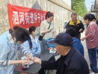 济宁市泗水县泗河街道仲子社区开展“爱心义剪 健康义诊”便民服务活动