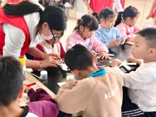 银龄舞春色 童心绘暖阳