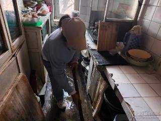 人在外地家中漏水 网格员登门协调抢修