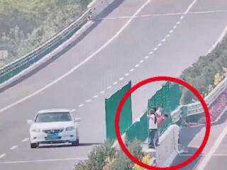 险！四名儿童在阜淮高速中央隔离护栏逗留玩耍