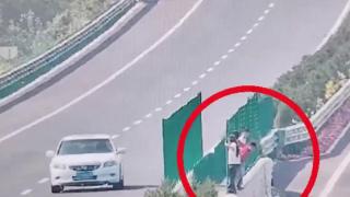 险！四名儿童在阜淮高速中央隔离护栏逗留玩耍